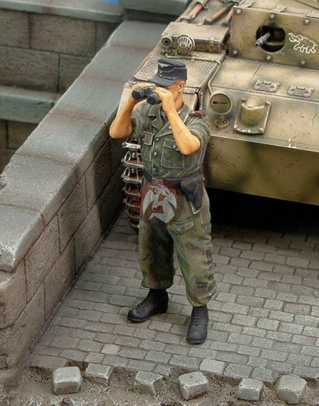 Royal Model 1/35 WWII Waffen SS Tanker Soldier w/Binoculars Resin Kit