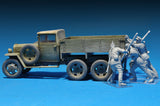 MiniArt Military Models 1/35 Pushing Truck Posed Soviet Soldiers (5) Kit