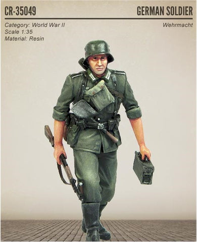 Corsar Rex 1/35 WWII German Soldier Wehrmacht Walking Holding Gun & Equipment Resin Kit