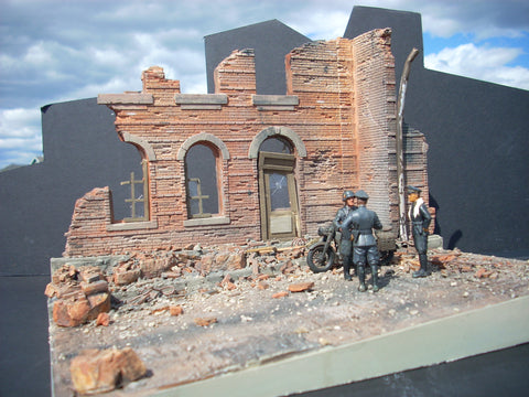 Dioramas Plus 1/35 Italian Street Scene Ruined Building Front w/Inclined Base Kit