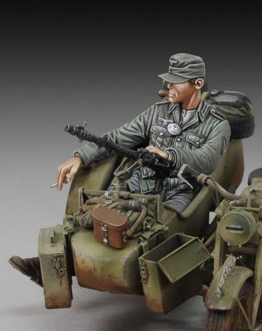 Royal Model 1/35 WWII German Infantry Cigarette Break Sitting Resin Kit