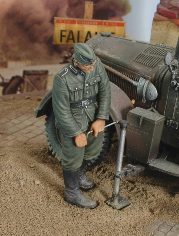 Royal Model 1/35 WWII German Infantry w/Jack Resin Kit