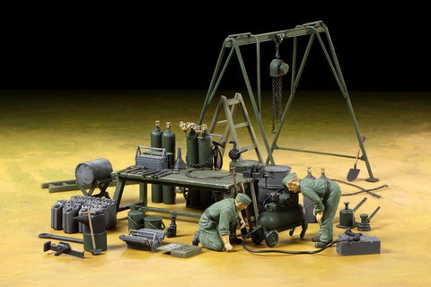 Tamiya Military 1/35 German Field Maintenance Team (2) & Equipment Set