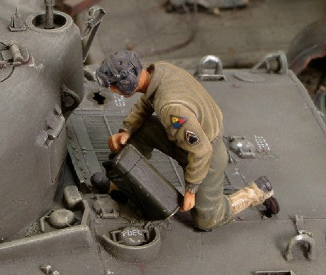 Royal Model 1/35 WWII US Refueling Tank Crew Member Resin Kit