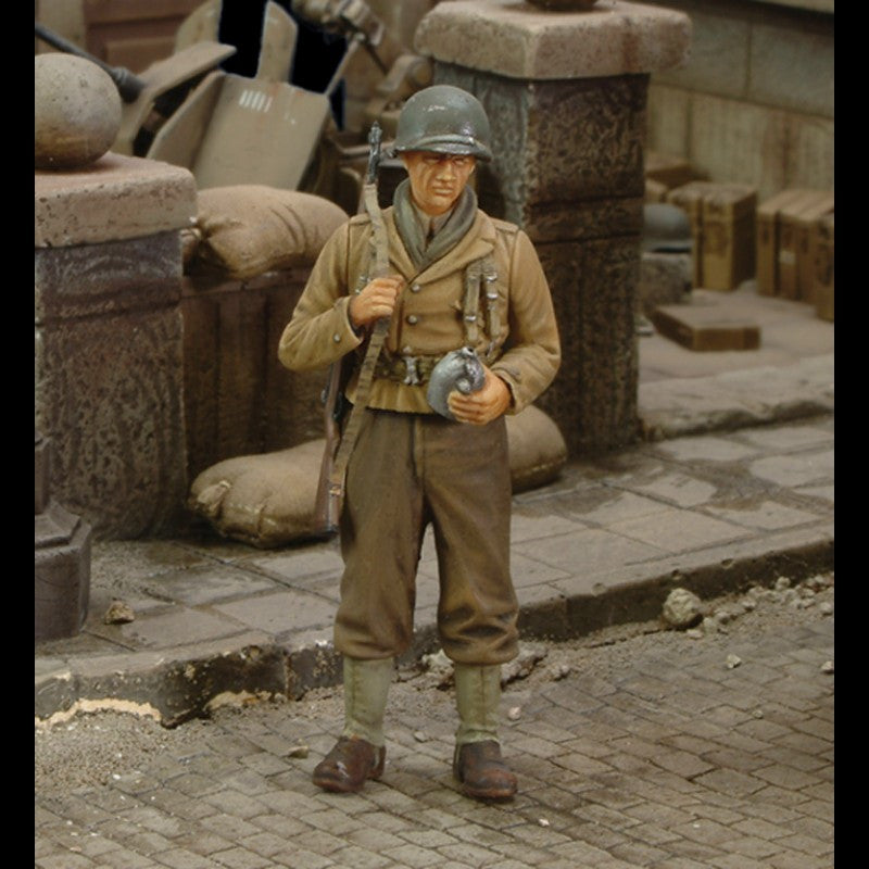 Royal Model 1/35 WWII US Infantry Rifleman w/Canteen Resin Kit