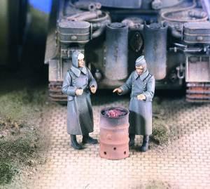 Verlinden Productions 1/48 Soldiers Warming Up (2)
